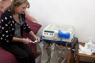 Снимка на човек с автоматизирана перитонеална диализа (APD)